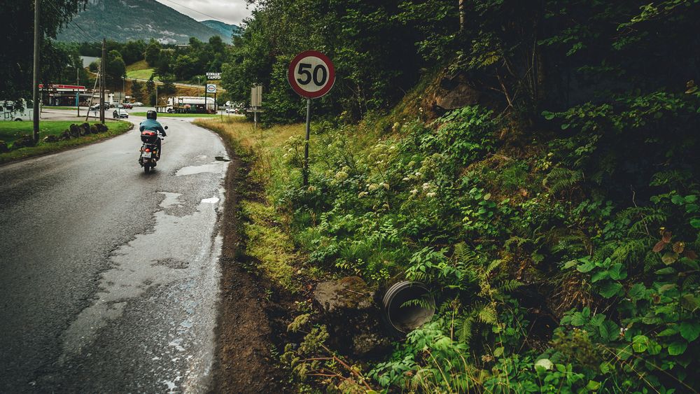 Over halvparten av bilistene i Distrikts-Norge mener at veiene de bruker til daglig er dårlig vedlikeholdt.