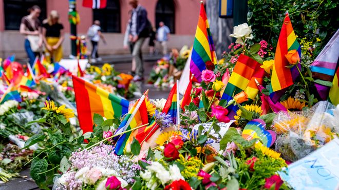 Blomster og pride-flagg i en stor bunke i en Oslo-gate.