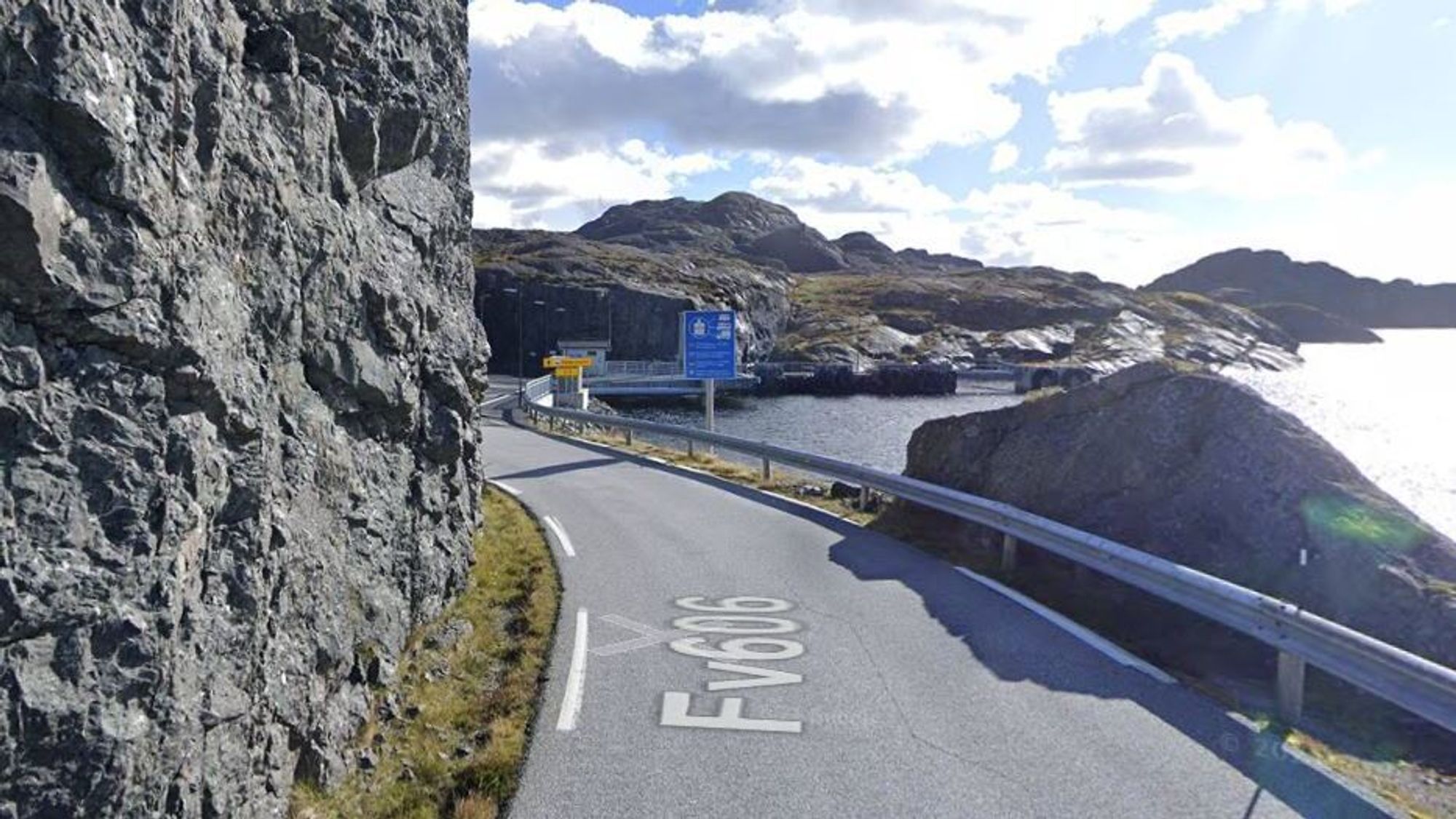 Siste bit av dagens fylkesvei ned mot Daløy fergekai, som forsvinner når den nye brua kommer.  