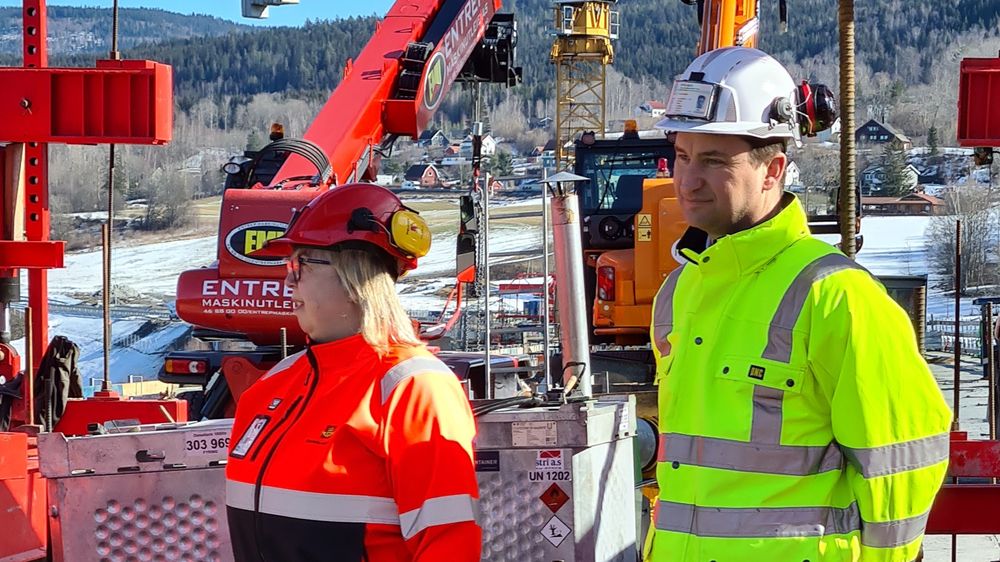 Prosjektdirektør Ingunn Foss i Statens vegvesen og Mathias Fabich, adm. dir. i PNC Norge, ser fram til åpningen av Randselva bru. Bildet er tatt da brua var ferdig støpt i mars.
