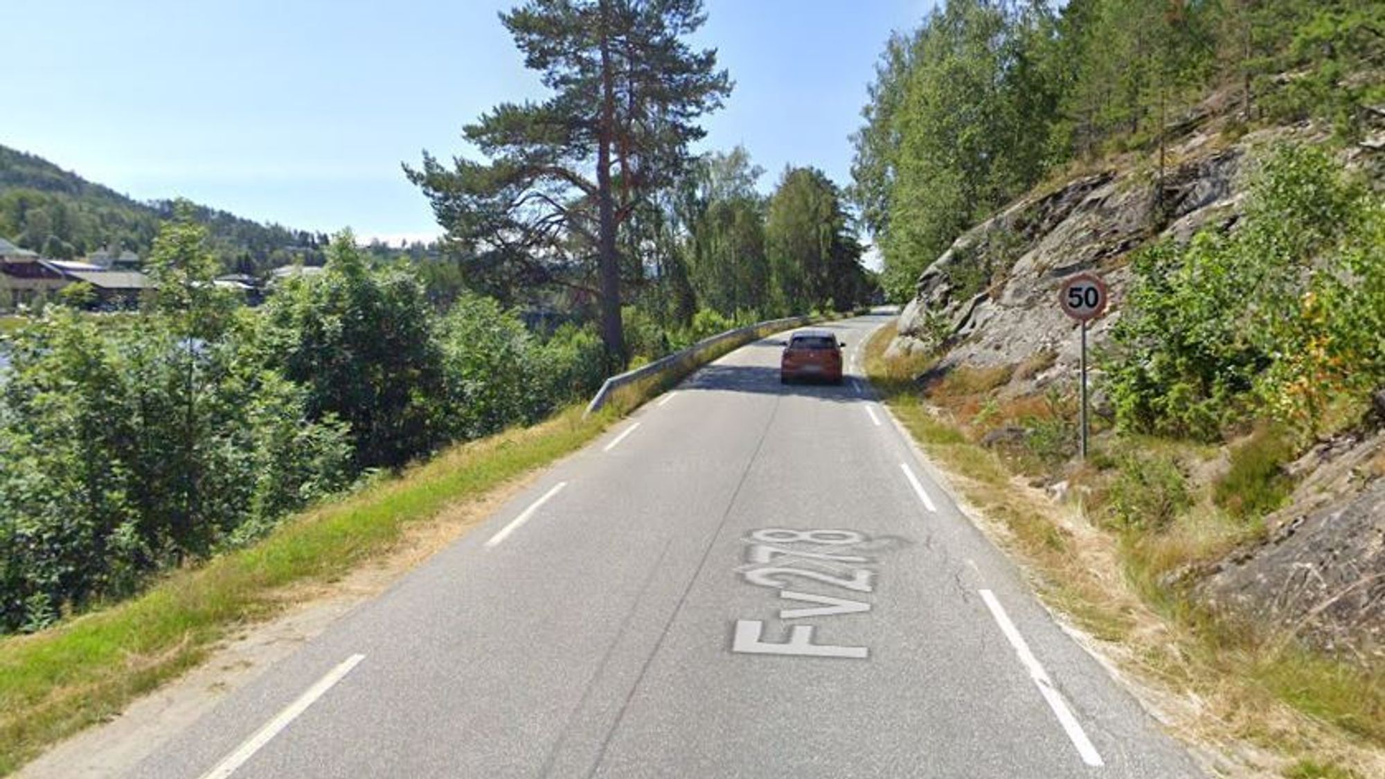 Her ved Åmfoss skal det bli fortau, og da må veien flyttes sideveis.