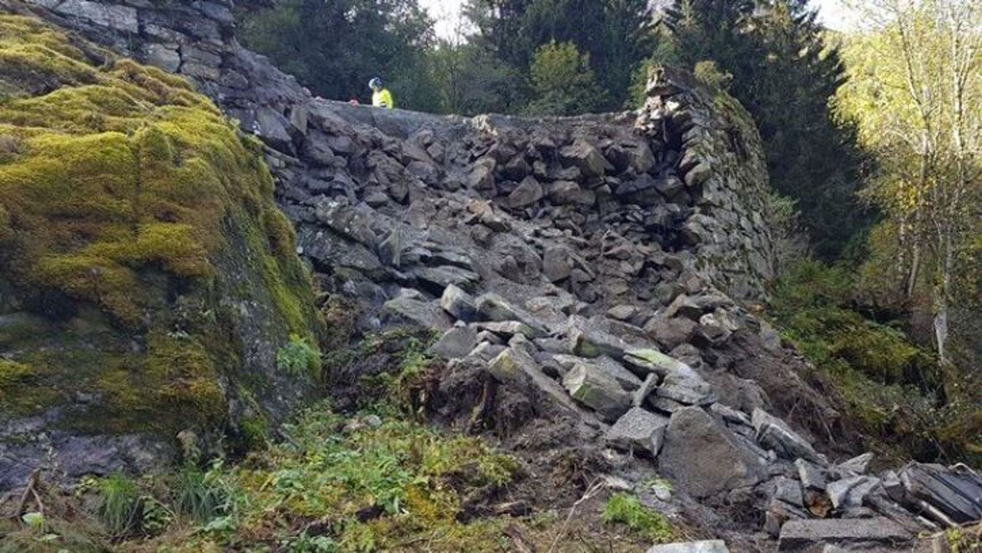 Slik så det ut i Minesvingen i Stalheimskleiva etter at muren raste ut i september 2020.
