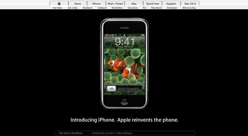 Skjermbilde av nettsiden til Apple fra 2007. En iPhone er sentrert med bakgrunnsbilde av to klovnefisk. Under telefonen står teksten Introducing iPhone. Apple reinvents the phone.