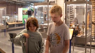 Fredrik (9) og Eirik (9) spiller Morse champion på Teknisk museum.