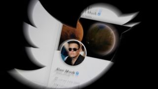 Twitter-profilen til Elon Musk sett gjennom Twitter-logoen.