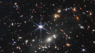 Bildet fra Nasa viser galakseklyngen SMACS 0723 og er fanget av romteleskopet James Webb. Dette er det første bildet fra den dette teleskopet, som er laget for å se langt tilbake i tid. 