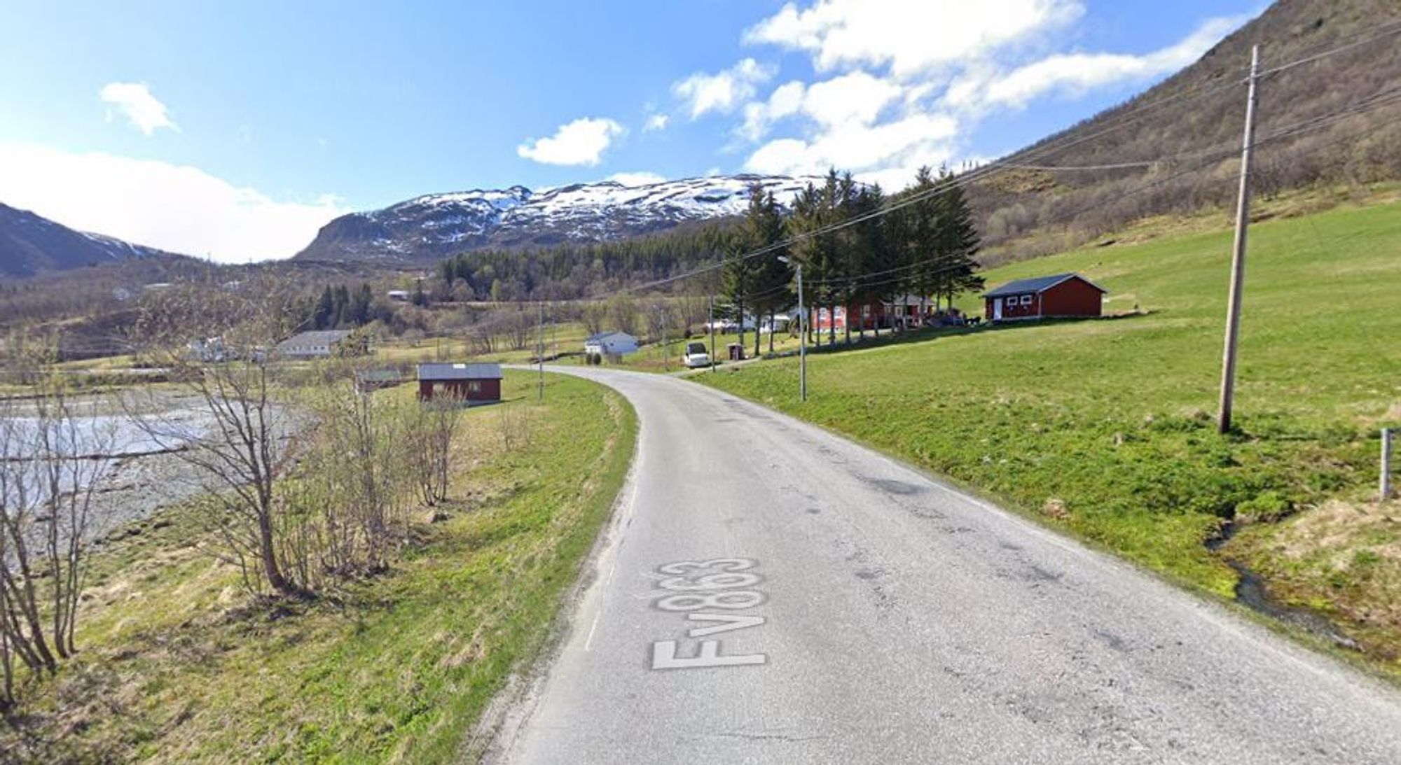 Fylkesveien ved Hessfjord på Ringvassøya.
