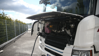 En elektrisk lastebil lader på Askos regionslager på Kalbakken i Oslo.