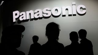 Panasonic-logo og silhuetter av folk.