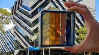 Solceller i ulike farge som man kan se gjennom.