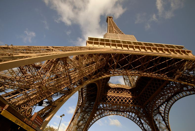 Eiffeltårnet i Paris, sett fra undersiden.