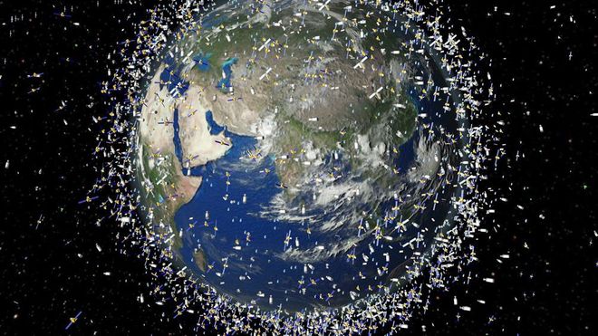 Jordkloden med mengder av romsøppel flyvende i verdensrommet.