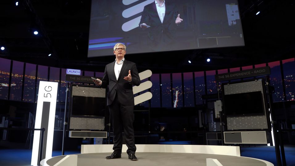 Konsernsjef i Ericsson Börjeg Ekholm kunne presentere litt lavere resultat enn forventet, leveranseutfordringer har ført til at selksapet har økt sine bufferlagre. Bildet er fra en presentasjon på Mobile World Congress i 2017