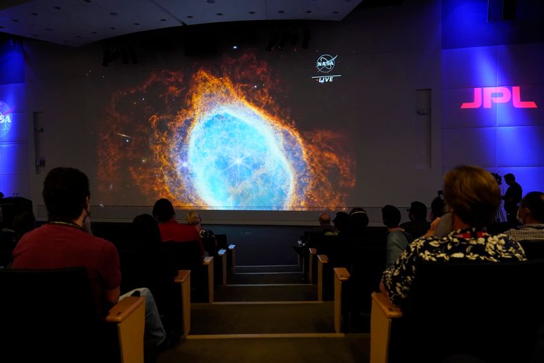 Et bilde av stjernetåke, tatt fra James Webb-romteleskopet, vises under en pressekonferanse på NASA Jet Propulsion Laboratory i forrige uke. Man har store forventninger til James Webb-teleskopets muligheter.