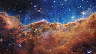 Dette bildet offentliggjort av NASA i forrige uke viser kanten av en nærliggende, ung, stjernedannende region NGC 3324 i Carina-tåken. Den ble fanget i infrarødt lys av NIRCam på James Webb Space Telescope. Bildet avslører tidligere skjulte områder med stjernefødsel, ifølge NASA.