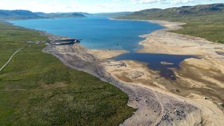 Lav vannstand i Mårvatn i slutten av juni. Sørenden er nesten helt tørrlagt der hvor det er demmet opp, før vannet renner videre ut i Kalhovdfjorden. De er del av flere regulerte vann sør på Hardangervidda i Telemark.