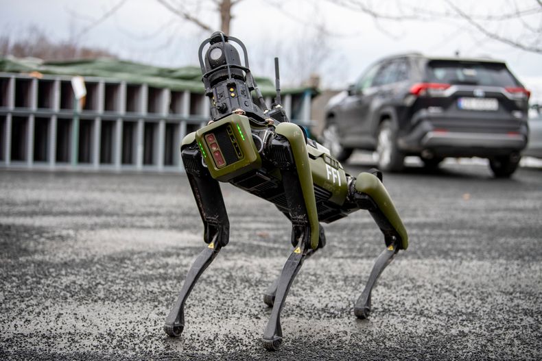 Forsvarets forskningsinstitutt i Narvik presentere robothunden Freke under bransjedagen i mars i år. Ny teknologi og digitalisering vil prege verden framover, men det er viktig at folk får innsikt og tillit til ny teknologi, understreker australske forskere.