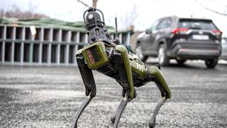 Forsvarets forskningsinstitutt i Narvik presentere robothunden Freke under bransjedagen i mars i år. Ny teknologi og digitalisering vil prege verden framover, men det er viktig at folk får innsikt og tillit til ny teknologi, understreker australske forskere.