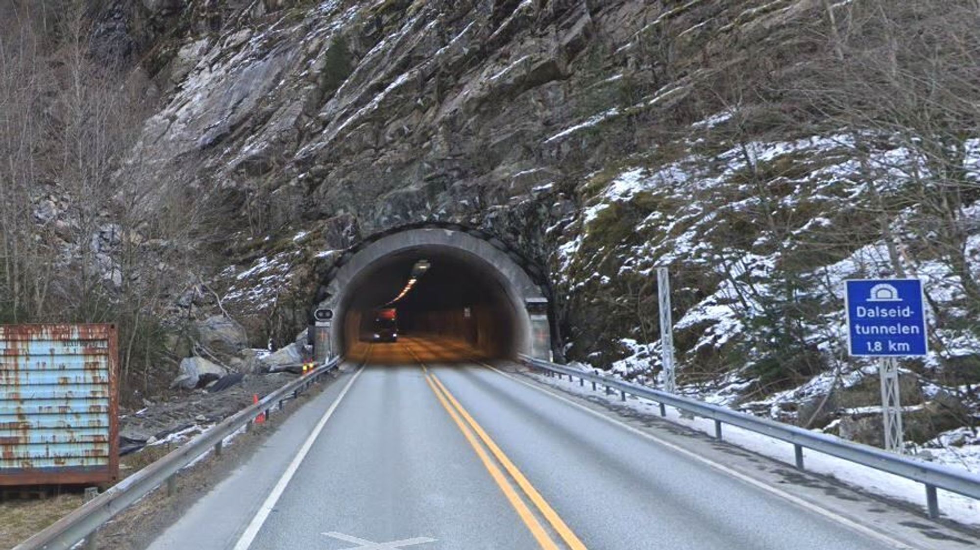 Dalseidtunnelen, som ligger i Vaksdal kommune i Vestland, er en av tunnelene som skal oppgraderes. Tunnelen går gjennom Dalseidnova og Middagskaret i Bolstadfjorden, og er 1809 meter lang.