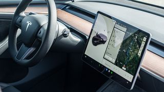 Interiøret og skjermen i en Tesla.
