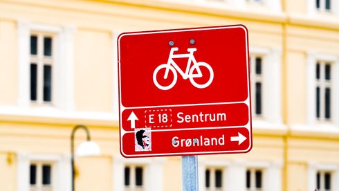 Statsråden åpner for forsøk med høyresving på rødt for syklister