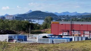 Utenfor Byggern på Stokmarknes er det satt opp flere kontainere for å utvinne kryptovaluta
