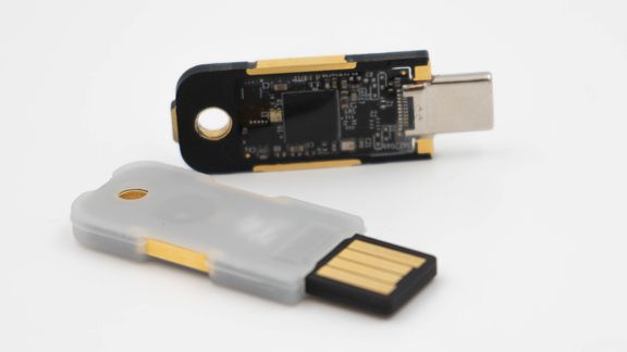 To sikkerhets nøkler, en med USB-C og en med USB-A