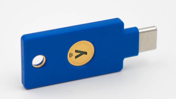 en blå sikkerhetsnøkkel med usb C