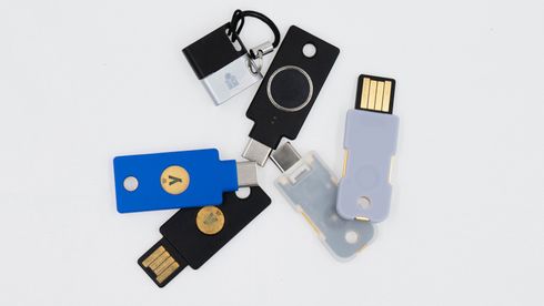 seks USB-sikkerhetsnøkler på hvit bakgrunn