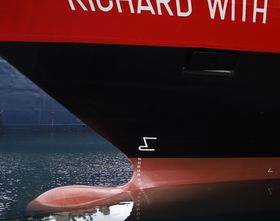 Hurtigruteskipet MS Richard With – bygget 1992-93 Volkswerft Stralsund. Oppgradering 2022 Myklebust Verft: Landstrømtilkobling, ny bulb, utbedring skrogform, 2 nye propeller, nedsenkbar thruster, 4 katalysatorer (SCR) på hvert skip, 2 x 1120 kWh batteripakker, 2 x Bergen Engines B33:45 hovedmotorer, nye tavler, transformatorer og drivere, energistyringssystem og broløsning.