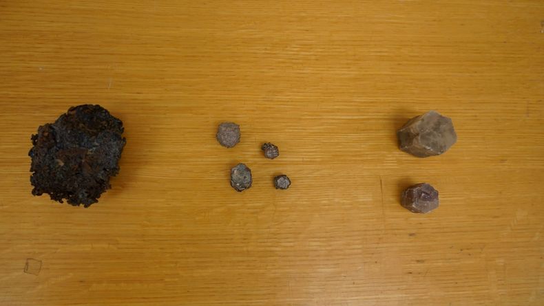 Mineraltyper på et bord.