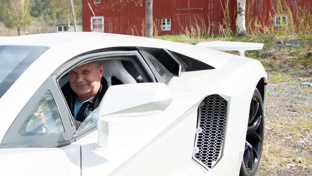 Steinar Thyholdt  kikker ut av vinduet i den hvite Lamborghinien han har bygget selv.