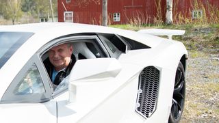 Steinar Thyholdt  kikker ut av vinduet i den hvite Lamborghinien han har bygget selv.