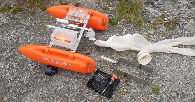 Roboten liggende på land.