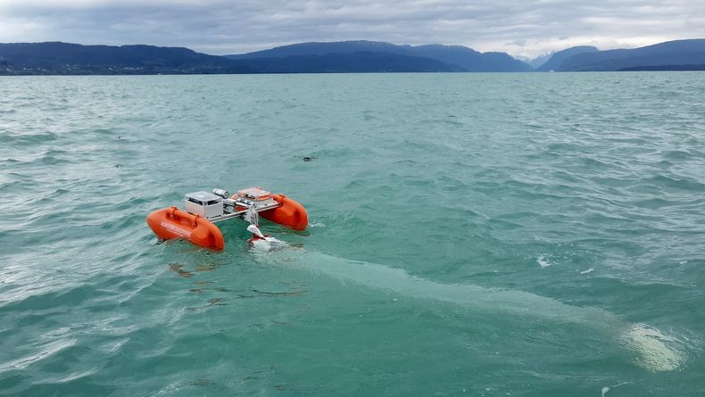 Roboten kjører rundt på fjorden.