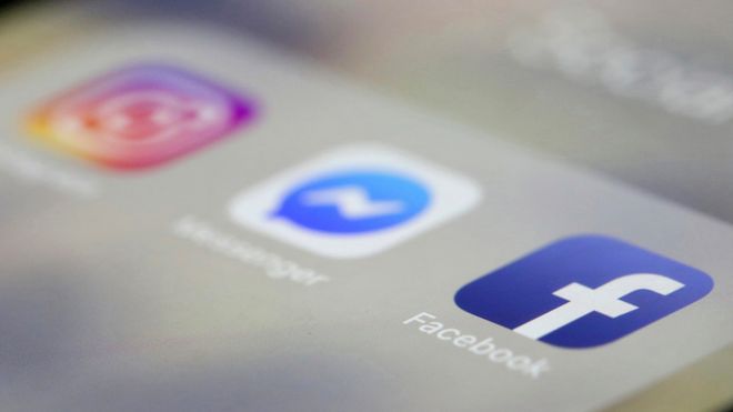 Nærbilde av en smarttelefon med logoene til Facebook, messenger og Instagram.
