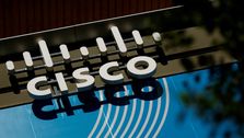 Ciscos logo i hvitt foran en blå vegg.