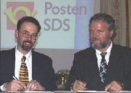 Patrick King (Neuron Data) og Emil Øveraasen (Posten SDS) skriver under kontrakten som gir sistnevnte ansvaret for salg og markedsføring av Neuron Datas produkter i Norge..