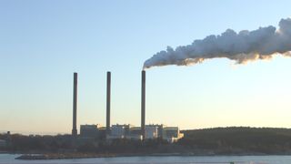 Karlshamn kraftverk ved sjøen. Røyk fra en av tre piper.