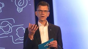 Telenor Norge-sjef Petter-Børre Furberg på scenen under Arendalsuka 2022.