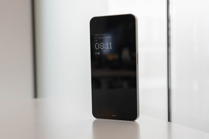 Fremsiden av Nothing Phone 1, vi ser en klokke og værmelding, samt et instagramvarsel og et aftenpostenvarsel