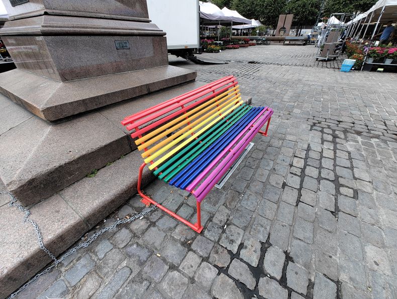 Bilde av en regnbuebenk
