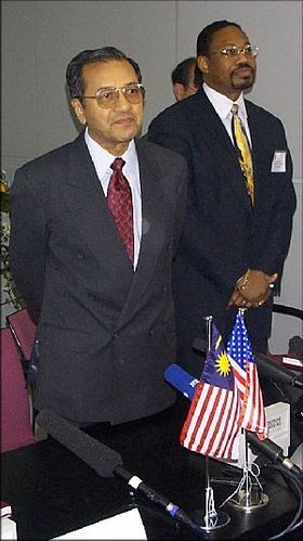 Malaysias statsminister Mohamad Mahathir (t.v) og Isaac B. Horton, grunnlegger og toppsjef i Remote Source Lighting International (RSLI), under Cebit 1998.