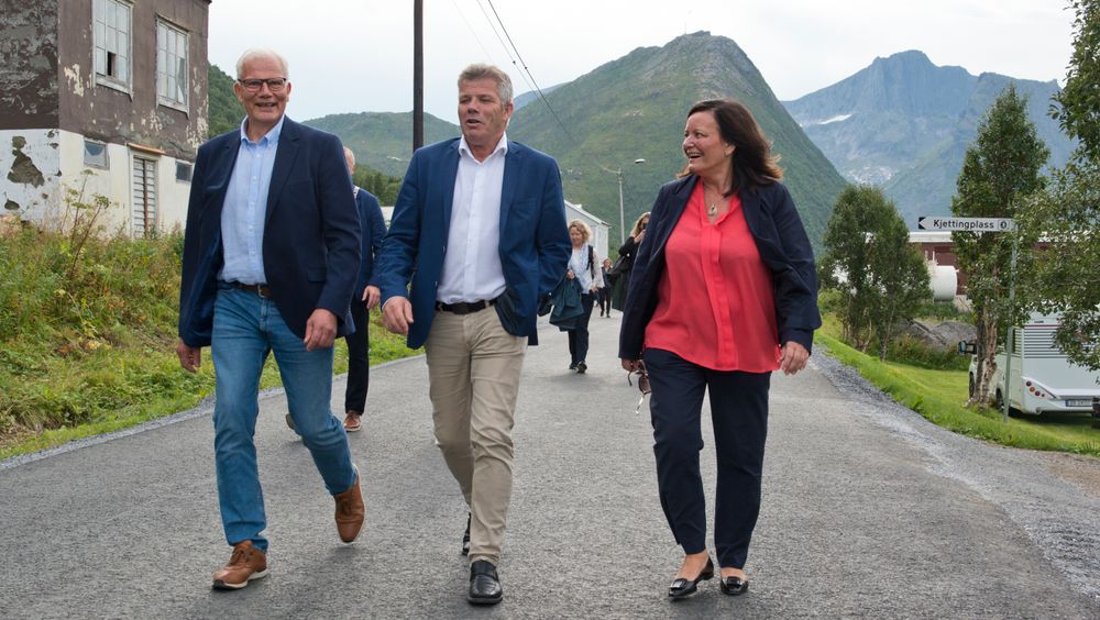 - Vi har i praksis fått ny veg, mener industridirektør Rita Karlsen (til høyre) i hjørnesteinsbedriften Brødrene Karlsen AS. Til venstre styreleder Edmund Johannes Broback og i midten Arbeiderpartiets nestleder  Bjørnar Skjæran.