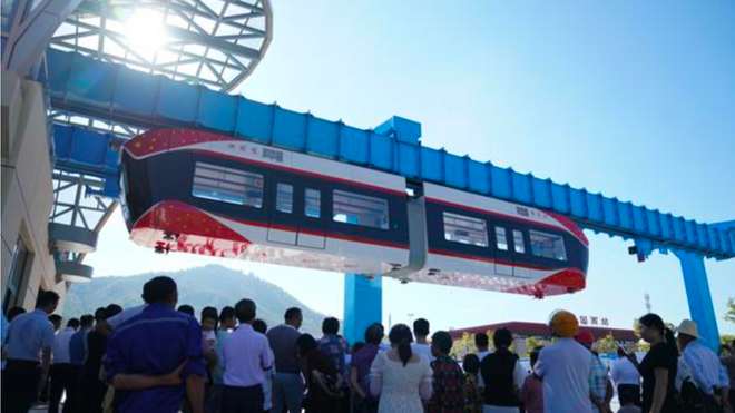 Et hengende maglev-tog uten elektromagneter ble innviet i Kina i august.