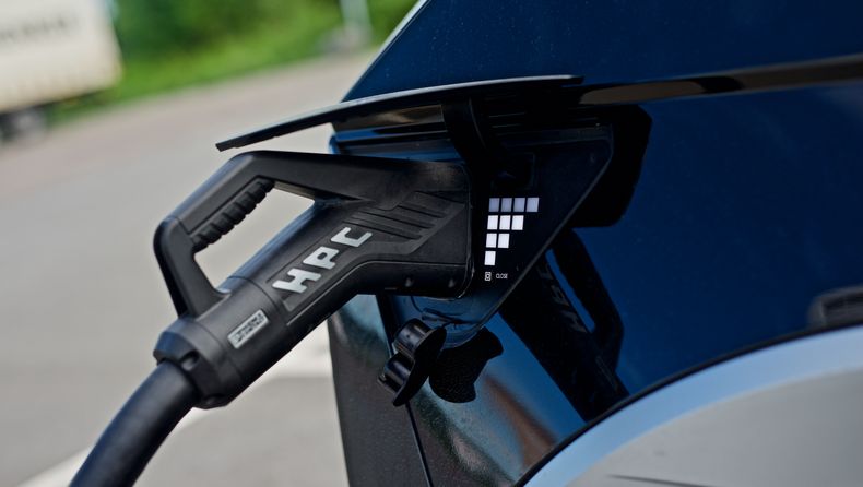 En Hyundai Ioniq 5 lader ved en hurtiglader.