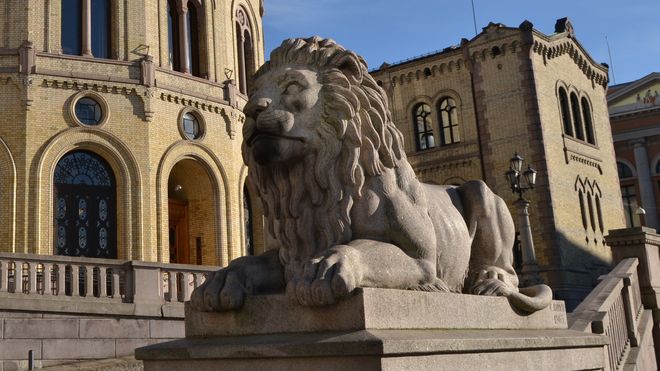 Løven utenfor Stortinget.