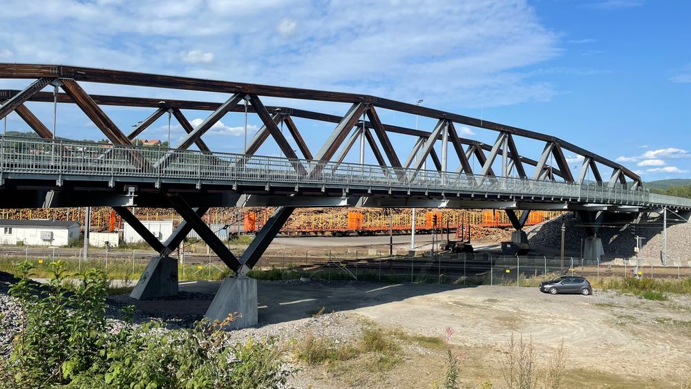 Det er komplisert å sette opp midlertidig bru for Norsenga bru på E16 i Kongsvinger, blant annet fordi den går over jernbanen. I bakgrunnen skimter vi Norsenga tømmerterminal.