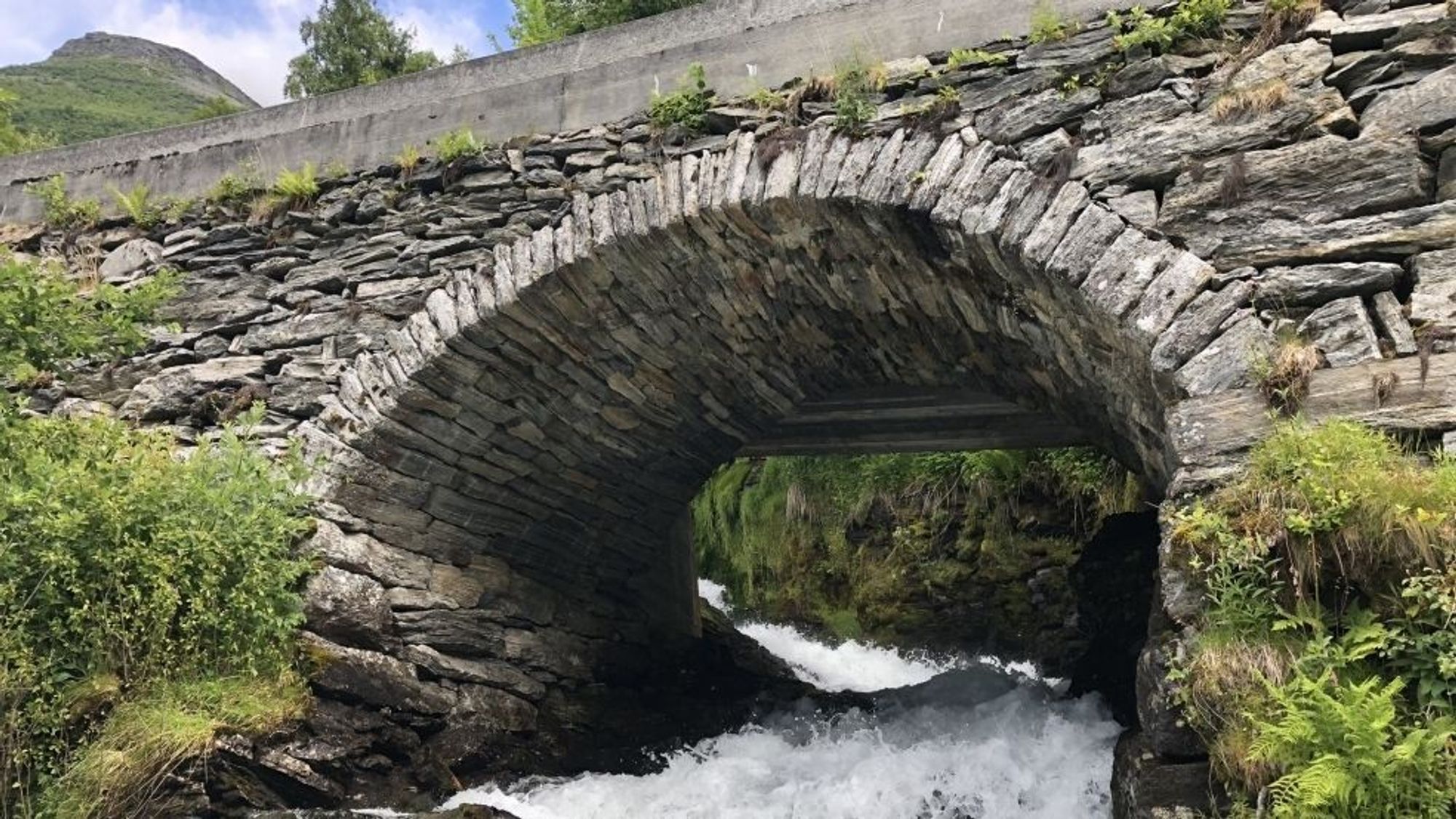 Møre og Romsdal fylkeskommune har forsterket Flåbrua på fylkesvei 63.