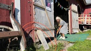 /2737/2737852/Fiberutbygging%20i%20Enningdalen%20-%20ordforer%20Anne-Kari%20Holm%20graver%20fiberkabel%20pa%20Gribsrod%20gard%203%20%28Foto%20Henrik%20D.%20Meyer%2C%20Halden%20kommune%29.300x169.jpg
